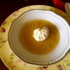 sopa de ave con fideos y huevo poché